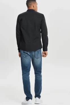 Camisa de hombre slim fit y 100% algod&oacute;n.