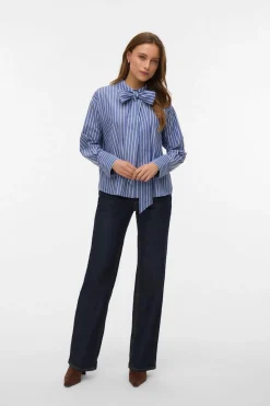 Camisa detalle lazada en el cuello