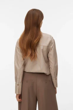 Camisa detalle lazada en el cuello