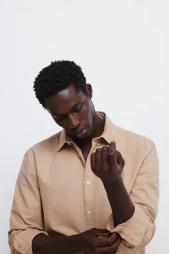 Camisa oxford tinte en prenda