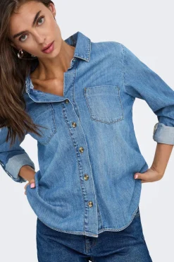 Camisa vaquera bolsillos frontales