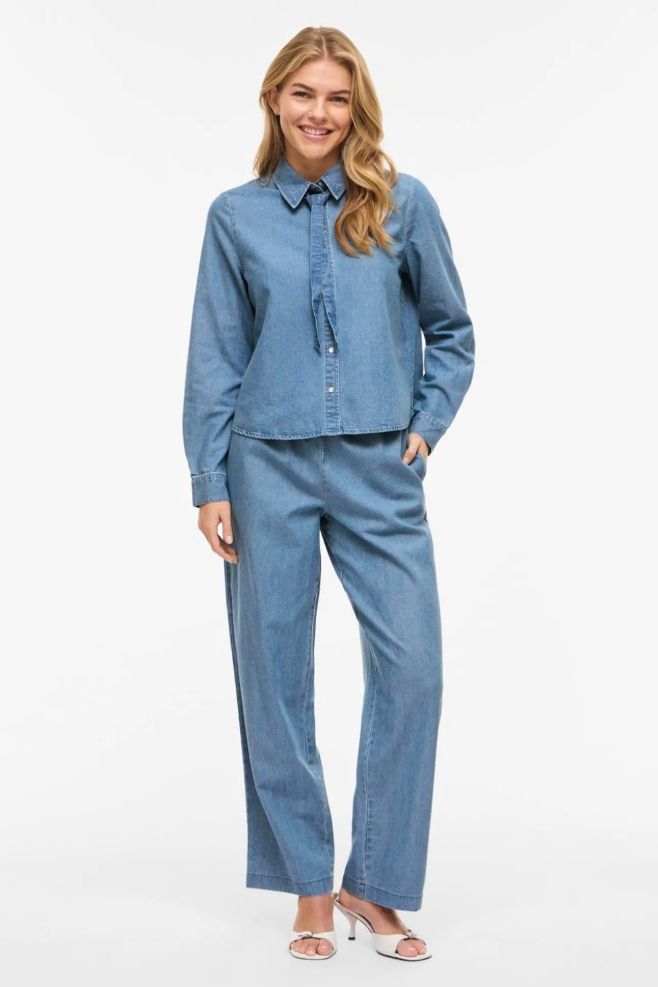 Camisa vaquera con lazada en el cuello