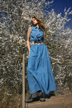 Camisa vaquera sin mangas anudada