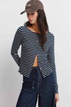 Camiseta de rayas con botenes