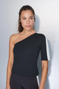 Camiseta escote asimétrico bicolor