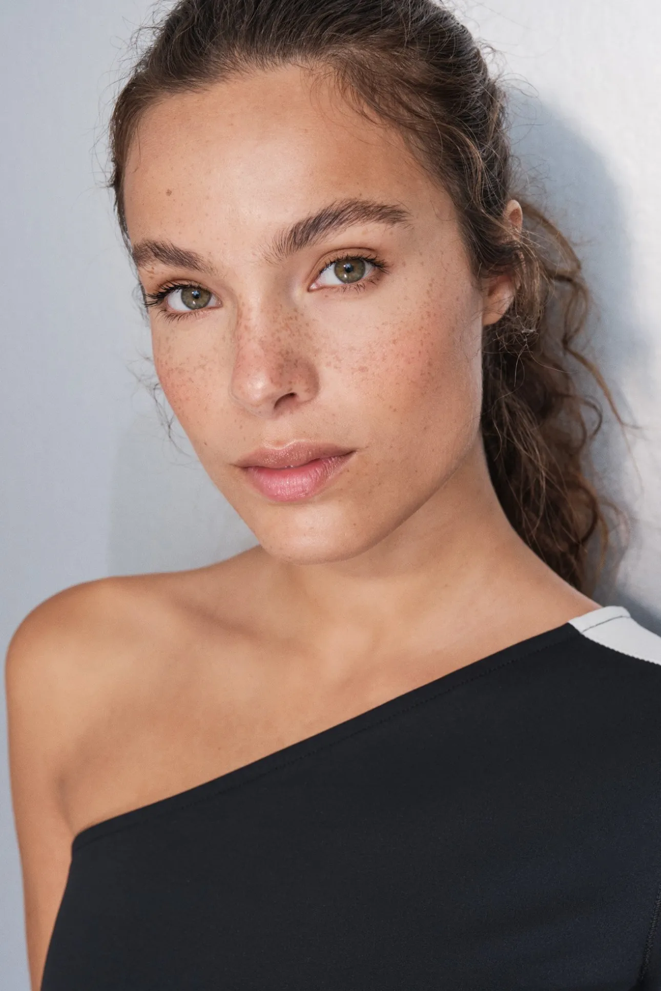 Camiseta escote asimétrico bicolor