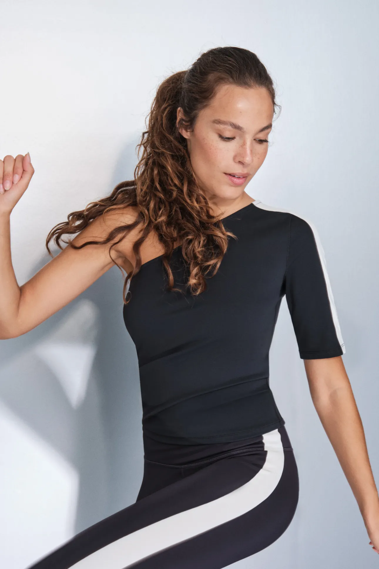 Camiseta escote asimétrico bicolor