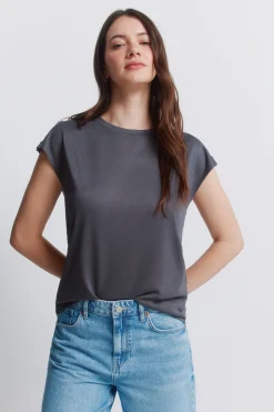 Camiseta tachas básica
