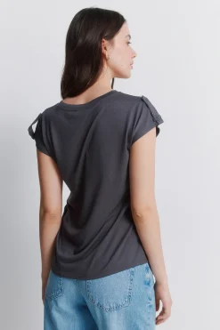 Camiseta tachas b&aacute;sica