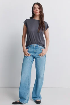 Camiseta tachas b&aacute;sica