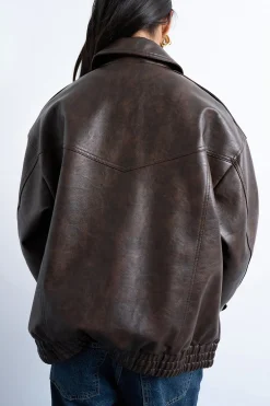 Cazadora corta con acabado coated (recubrimiento de poliuretano)