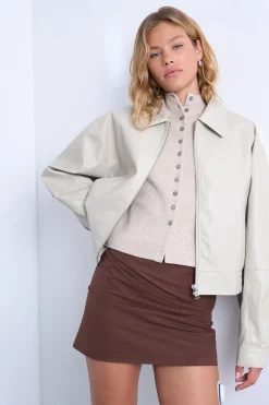 Cazadora corta con acabado coated (poli&eacute;ster con recubrimiento de poliuretano)