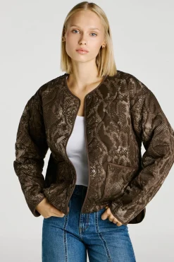 Cazadora estampada reptil