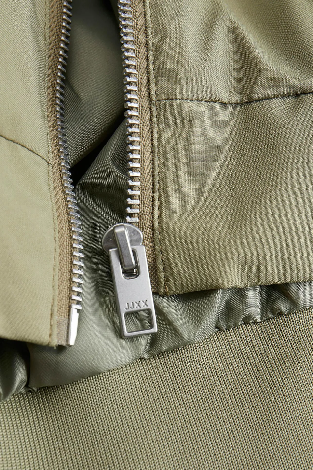 Cazadora tipo bomber