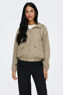 Chaqueta con capucha