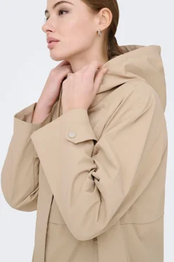 Chaqueta con capucha