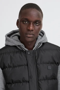 Chaqueta con capucha