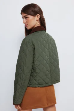 Chaqueta corta acolchada cuello pana