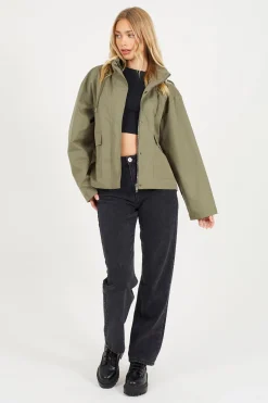 Chaqueta corta con capucha