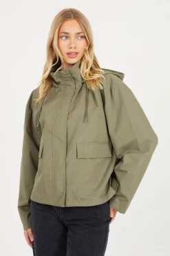 Chaqueta corta con capucha