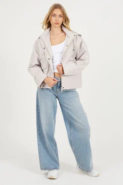 Chaqueta corta con capucha