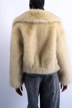 Chaqueta corta efecto pelo