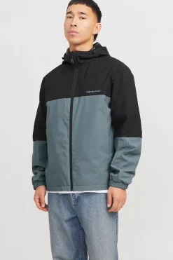 Chaqueta cortavientos capucha