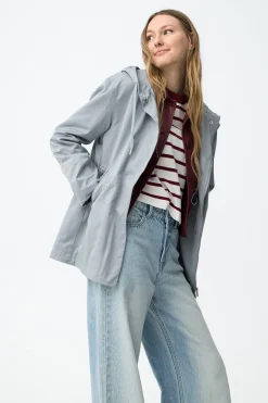 Chaqueta impermeable con capucha