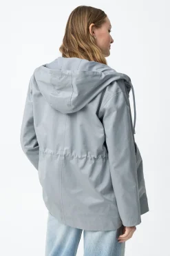 Chaqueta impermeable con capucha