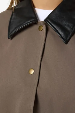 Chaqueta ligera contraste