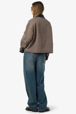 Chaqueta ligera contraste