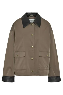 Chaqueta ligera contraste