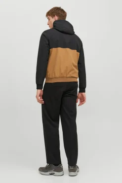 Chaqueta ligera t&eacute;cnica con capucha