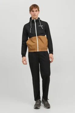 Chaqueta ligera t&eacute;cnica con capucha