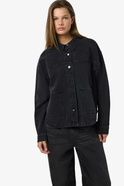 Chaqueta vaquera bolsillos