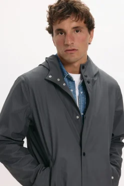 Chubasquero con capucha