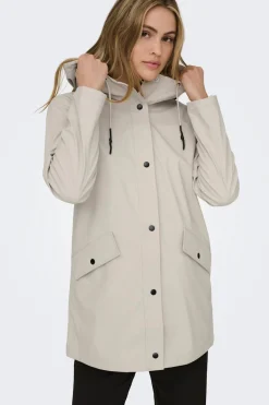 Chubasquero con capucha