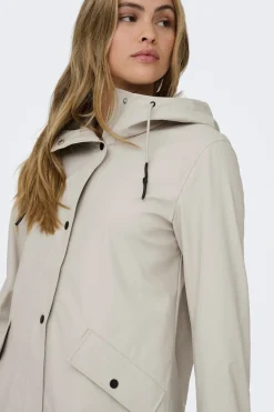 Chubasquero con capucha