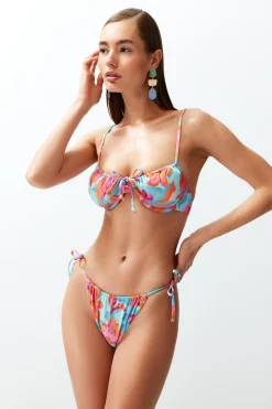 Conjunto de bikini fruncido floral