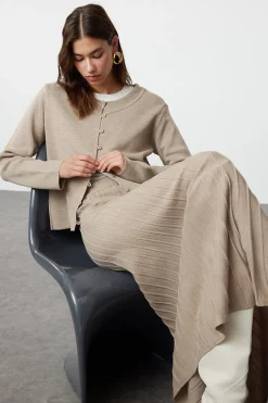 Conjunto de c&aacute;rdigan, falda y top de punto