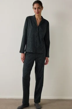 Conjunto de camisa y pantal&oacute;n de manga larga con estampado de leopardo oscuro