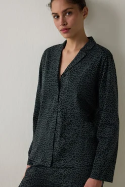 Conjunto de camisa y pantal&oacute;n de manga larga con estampado de leopardo oscuro