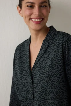 Conjunto de camisa y pantal&oacute;n de manga larga con estampado de leopardo oscuro