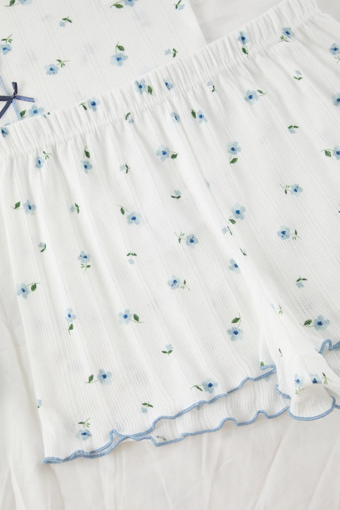 Conjunto de pijama corto floral lazos