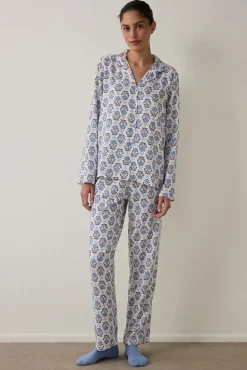 Conjunto de pijama de manga larga con estampado de flores azules
