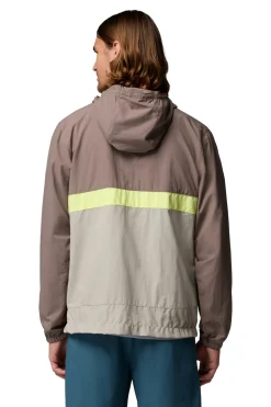 Cortavientos con capucha