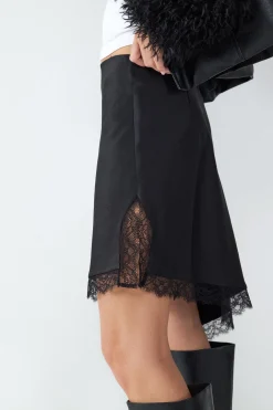 Falda asim&eacute;trica satinada