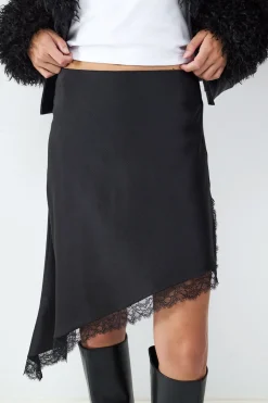 Falda asim&eacute;trica satinada