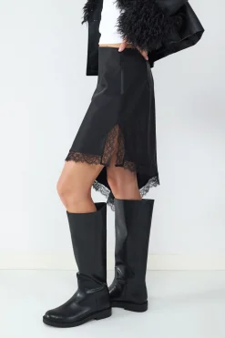 Falda asim&eacute;trica satinada