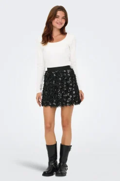 Falda corta de plumas y lentejuelas
